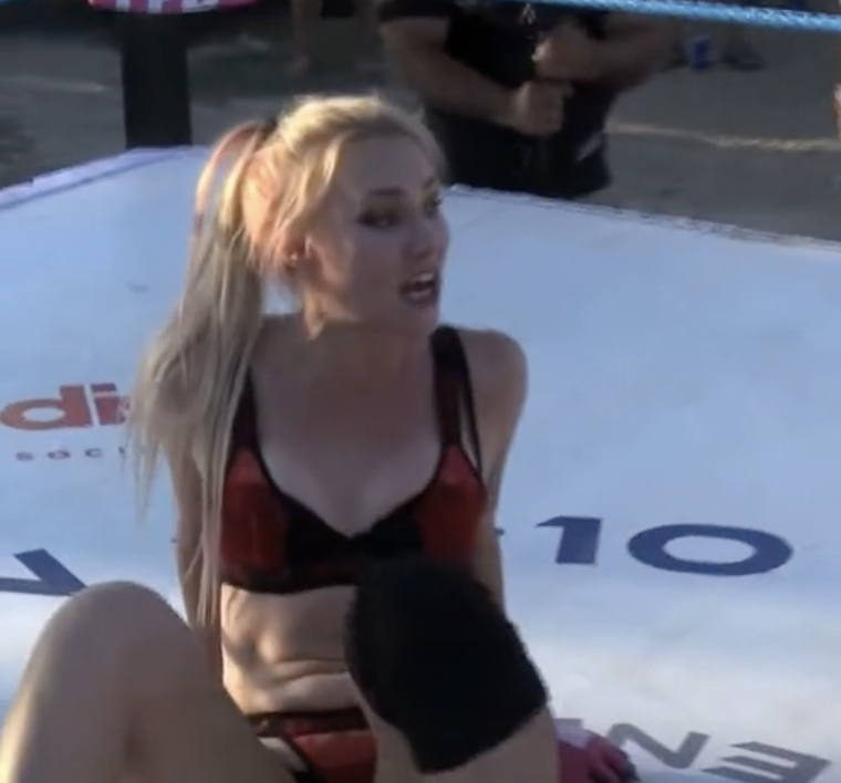 Video Female MMA Fighter Tries To Get An Edge By Aggressively