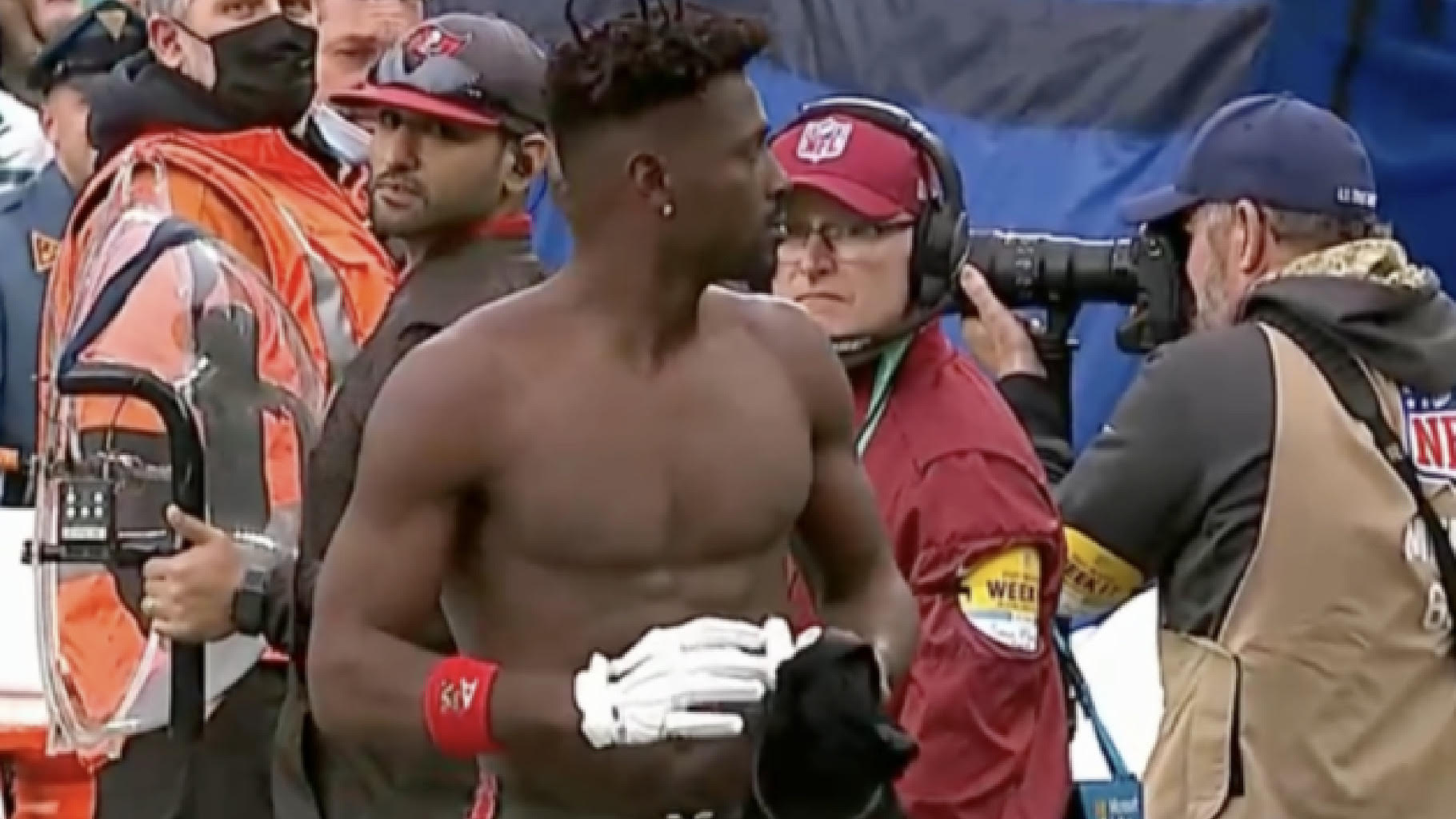 Video A Shirtless Antonio Brown Walked Out On The Buccaneers Mid Game